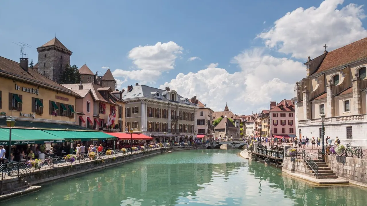 The Thiou canal with the castle behind, Annecy