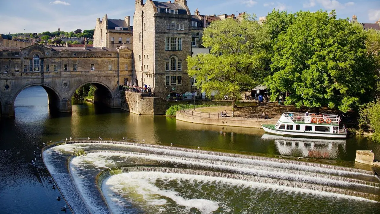 Pulteney Bridge and the weir on the Avon, Bath