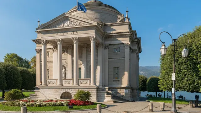 Tempio Voltiano on the lakeshore, Como
